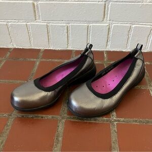 Akesso pewter metallic leather nursing comfort slip on shoes 6.5